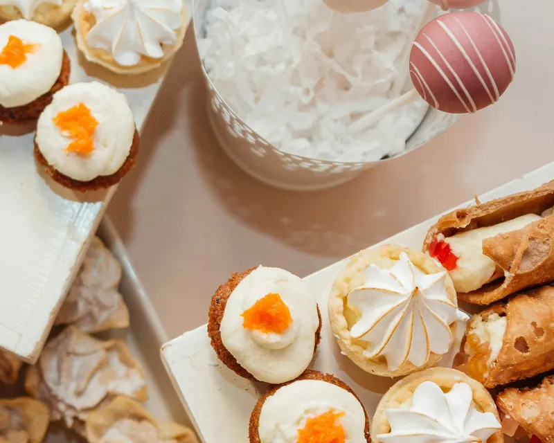 Słodki stół z mini deserami, ciastkami i muffinkami